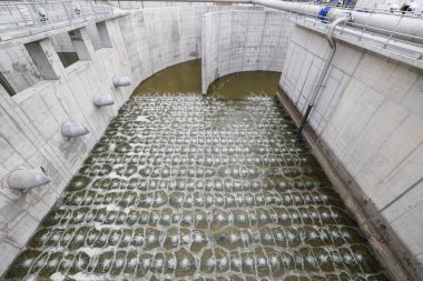 Havalandırma havzasında biyolojik tedavi süreci. Özel ekipman, oksijen girişi yoluyla organik kirleticilerin bozulmasına hizmet eder.