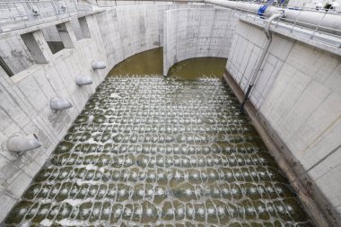 Havalandırma havzasında biyolojik tedavi süreci. Özel ekipman, oksijen girişi yoluyla organik kirleticilerin bozulmasına hizmet eder.