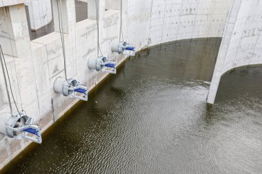 Havalandırma havzasında biyolojik tedavi süreci. Özel ekipman, oksijen girişi yoluyla organik kirleticilerin bozulmasına hizmet eder.