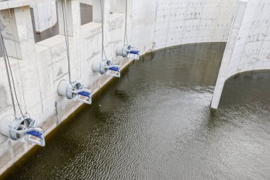 Havalandırma havzasında biyolojik tedavi süreci. Özel ekipman, oksijen girişi yoluyla organik kirleticilerin bozulmasına hizmet eder.