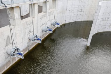 Havalandırma havzasında biyolojik tedavi süreci. Özel ekipman, oksijen girişi yoluyla organik kirleticilerin bozulmasına hizmet eder.