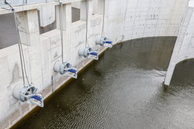 Havalandırma havzasında biyolojik tedavi süreci. Özel ekipman, oksijen girişi yoluyla organik kirleticilerin bozulmasına hizmet eder.
