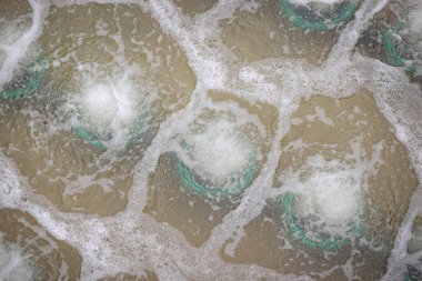 Havalandırma havzasında biyolojik tedavi süreci. Özel ekipman, oksijen girişi yoluyla organik kirleticilerin bozulmasına hizmet eder.