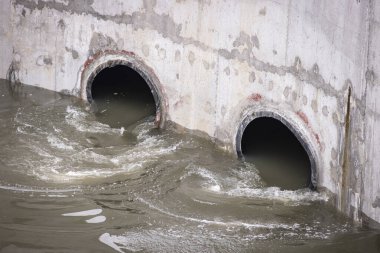 Havalandırma havzasında biyolojik tedavi süreci. Özel ekipman, oksijen girişi yoluyla organik kirleticilerin bozulmasına hizmet eder.