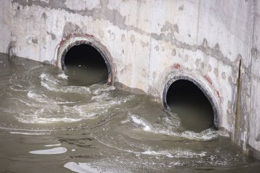 Havalandırma havzasında biyolojik tedavi süreci. Özel ekipman, oksijen girişi yoluyla organik kirleticilerin bozulmasına hizmet eder.