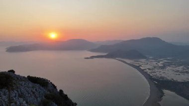 Dalyan deltasının ve Iztuzu sahilinin hava aracı görüntüsü. Hindi. 4K