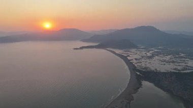 Dalyan deltasının ve Iztuzu sahilinin hava aracı görüntüsü. Hindi. 4K