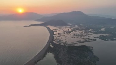 Dalyan deltasının ve Iztuzu sahilinin hava aracı görüntüsü. Hindi. 4K