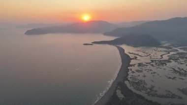 Dalyan deltasının ve Iztuzu sahilinin hava aracı görüntüsü. Hindi. 4K