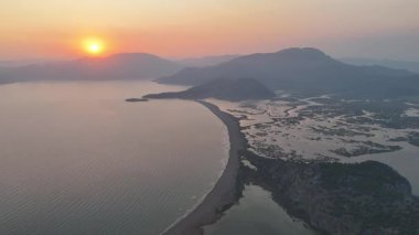 Dalyan deltasının ve Iztuzu sahilinin hava aracı görüntüsü. Hindi. 4K