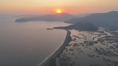 Dalyan deltasının ve Iztuzu sahilinin hava aracı görüntüsü. Hindi. 4K
