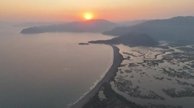 Dalyan deltasının ve Iztuzu sahilinin hava aracı görüntüsü. Hindi. 4K