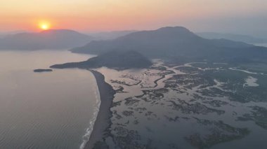 Dalyan deltasının ve Iztuzu sahilinin hava aracı görüntüsü. Hindi. 4K