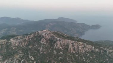 Dalyan deltasının ve Iztuzu sahilinin hava aracı görüntüsü. Hindi. 4K