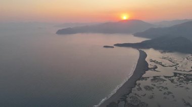 Dalyan deltasının ve Iztuzu sahilinin hava aracı görüntüsü. Hindi. 4K