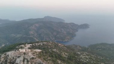 Dalyan deltasının ve Iztuzu sahilinin hava aracı görüntüsü. Hindi. 4K