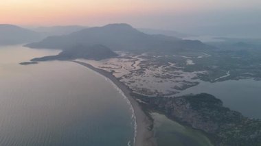 Dalyan deltasının ve Iztuzu sahilinin hava aracı görüntüsü. Hindi. 4K