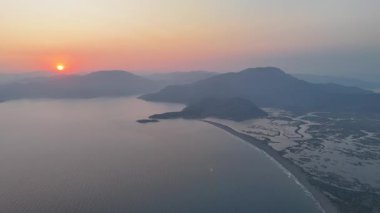 Dalyan deltasının ve Iztuzu sahilinin hava aracı görüntüsü. Hindi. 4K
