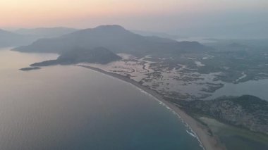 Dalyan deltasının ve Iztuzu sahilinin hava aracı görüntüsü. Hindi. 4K