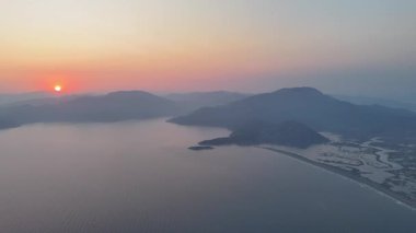 Dalyan deltasının ve Iztuzu sahilinin hava aracı görüntüsü. Hindi. 4K