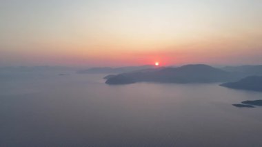 Dalyan deltasının ve Iztuzu sahilinin hava aracı görüntüsü. Hindi. 4K