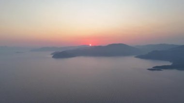 Dalyan deltasının ve Iztuzu sahilinin hava aracı görüntüsü. Hindi. 4K