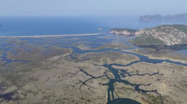 Dalyan deltasının ve Iztuzu sahilinin hava aracı görüntüsü. Hindi. 4K