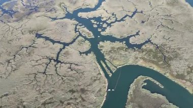Dalyan deltasının ve Iztuzu sahilinin hava aracı görüntüsü. Hindi. 4K
