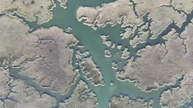 Dalyan deltasının ve Iztuzu sahilinin hava aracı görüntüsü. Hindi. 4K