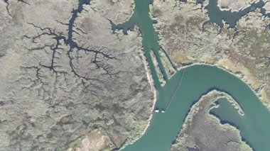 Dalyan deltasının ve Iztuzu sahilinin hava aracı görüntüsü. Hindi. 4K