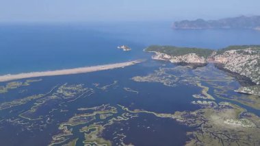 Dalyan deltasının ve Iztuzu sahilinin hava aracı görüntüsü. Hindi. 4K