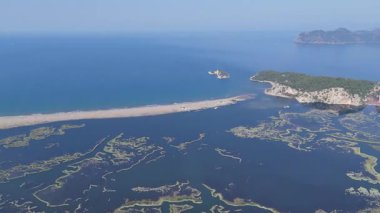 Dalyan deltasının ve Iztuzu sahilinin hava aracı görüntüsü. Hindi. 4K