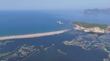 Dalyan deltasının ve Iztuzu sahilinin hava aracı görüntüsü. Hindi. 4K
