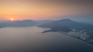 Dalyan deltasının ve Iztuzu sahilinin hava aracı görüntüsü. Türkiye.