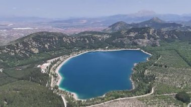Türkiye 'nin orta batısında yer alan Golcuk Nature Park Gölü.