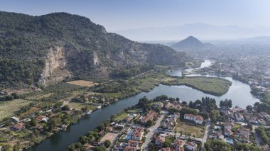 Nehir vadisi ve Dalyan şehrinin güzel panoramik manzarası, Mugla Türkiye 'nin Kaunos kentinin bakış açısından.