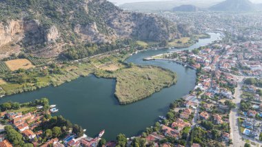 Nehir vadisi ve Dalyan şehrinin güzel panoramik manzarası, Mugla Türkiye 'nin Kaunos kentinin bakış açısından.