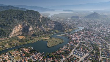 Nehir vadisi ve Dalyan şehrinin güzel panoramik manzarası, Mugla Türkiye 'nin Kaunos kentinin bakış açısından.