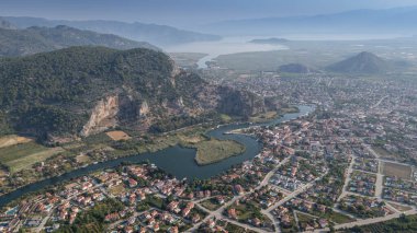 Nehir vadisi ve Dalyan şehrinin güzel panoramik manzarası, Mugla Türkiye 'nin Kaunos kentinin bakış açısından.