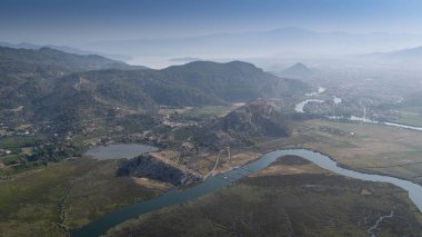 Anadolu 'daki Caunus ya da Caria' daki ünlü antik Yunan kenti Kaunos 'un tepesindeki Akropolis manzarası. Yaz tatilinde aile seyahatleri için popüler bir yer. Dalyan, Mugla, Türkiye