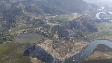 Anadolu 'daki Caunus ya da Caria' daki ünlü antik Yunan kenti Kaunos 'un tepesindeki Akropolis manzarası. Yaz tatilinde aile seyahatleri için popüler bir yer. Dalyan, Mugla, Türkiye