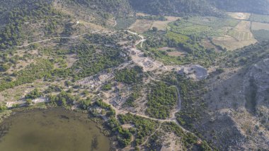 Anadolu 'daki Caunus ya da Caria' daki ünlü antik Yunan kenti Kaunos 'un tepesindeki Akropolis manzarası. Yaz tatilinde aile seyahatleri için popüler bir yer. Dalyan, Mugla, Türkiye