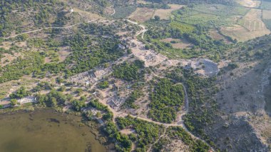 Anadolu 'daki Caunus ya da Caria' daki ünlü antik Yunan kenti Kaunos 'un tepesindeki Akropolis manzarası. Yaz tatilinde aile seyahatleri için popüler bir yer. Dalyan, Mugla, Türkiye