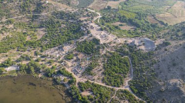 Anadolu 'daki Caunus ya da Caria' daki ünlü antik Yunan kenti Kaunos 'un tepesindeki Akropolis manzarası. Yaz tatilinde aile seyahatleri için popüler bir yer. Dalyan, Mugla, Türkiye