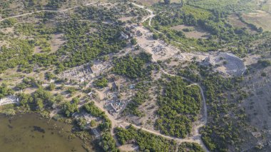Anadolu 'daki Caunus ya da Caria' daki ünlü antik Yunan kenti Kaunos 'un tepesindeki Akropolis manzarası. Yaz tatilinde aile seyahatleri için popüler bir yer. Dalyan, Mugla, Türkiye