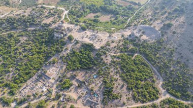Anadolu 'daki Caunus ya da Caria' daki ünlü antik Yunan kenti Kaunos 'un tepesindeki Akropolis manzarası. Yaz tatilinde aile seyahatleri için popüler bir yer. Dalyan, Mugla, Türkiye