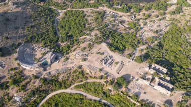 Anadolu 'daki Caunus ya da Caria' daki ünlü antik Yunan kenti Kaunos 'un tepesindeki Akropolis manzarası. Yaz tatilinde aile seyahatleri için popüler bir yer. Dalyan, Mugla, Türkiye