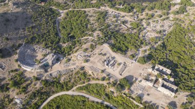 Anadolu 'daki Caunus ya da Caria' daki ünlü antik Yunan kenti Kaunos 'un tepesindeki Akropolis manzarası. Yaz tatilinde aile seyahatleri için popüler bir yer. Dalyan, Mugla, Türkiye