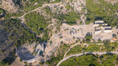 Anadolu 'daki Caunus ya da Caria' daki ünlü antik Yunan kenti Kaunos 'un tepesindeki Akropolis manzarası. Yaz tatilinde aile seyahatleri için popüler bir yer. Dalyan, Mugla, Türkiye