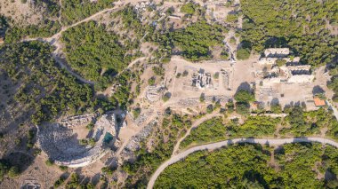 Anadolu 'daki Caunus ya da Caria' daki ünlü antik Yunan kenti Kaunos 'un tepesindeki Akropolis manzarası. Yaz tatilinde aile seyahatleri için popüler bir yer. Dalyan, Mugla, Türkiye